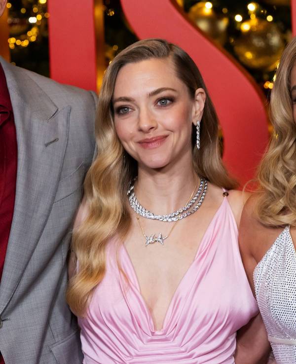 Amanda Seyfried (links) im Dezember 2025 neben Sydney Sweeney während der Premiere von „The Housemaid – Wenn sie wüsste“ in New York.