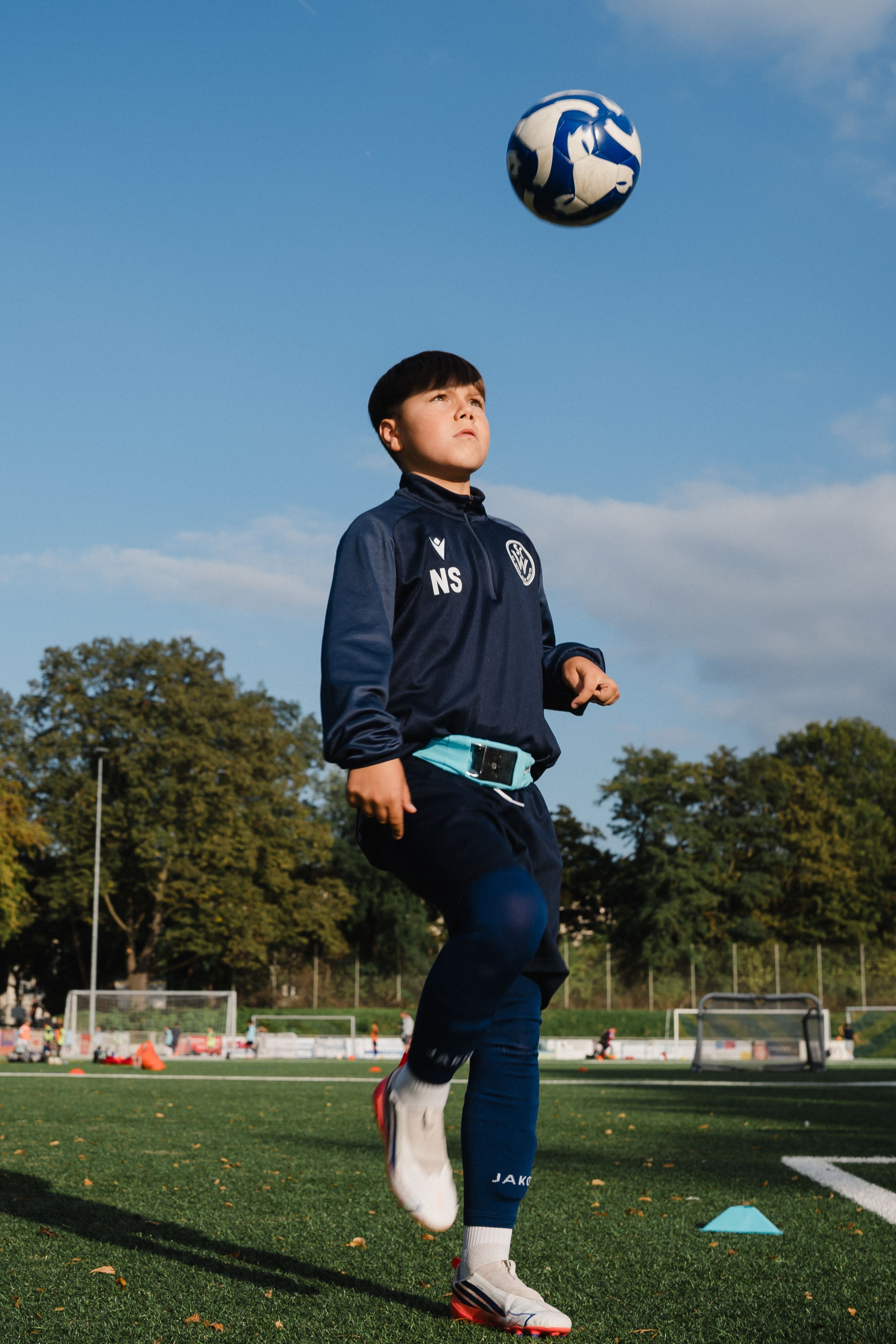 20260922, Köln: Leistungssport mit Diabetes: Nick (11) hat Diabetes und Zöliakie und spielt Leistungsfußball beim SC West mit einer Insulinpumpe am Gürtel. Foto: Costa Belibasakis