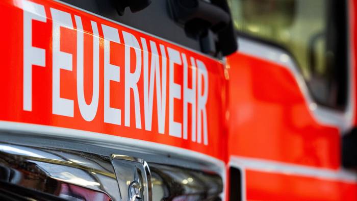 Auf dem Gelände des Autohauses sind zehn Fahrzeuge in Brand geraten. (Symbolbild)