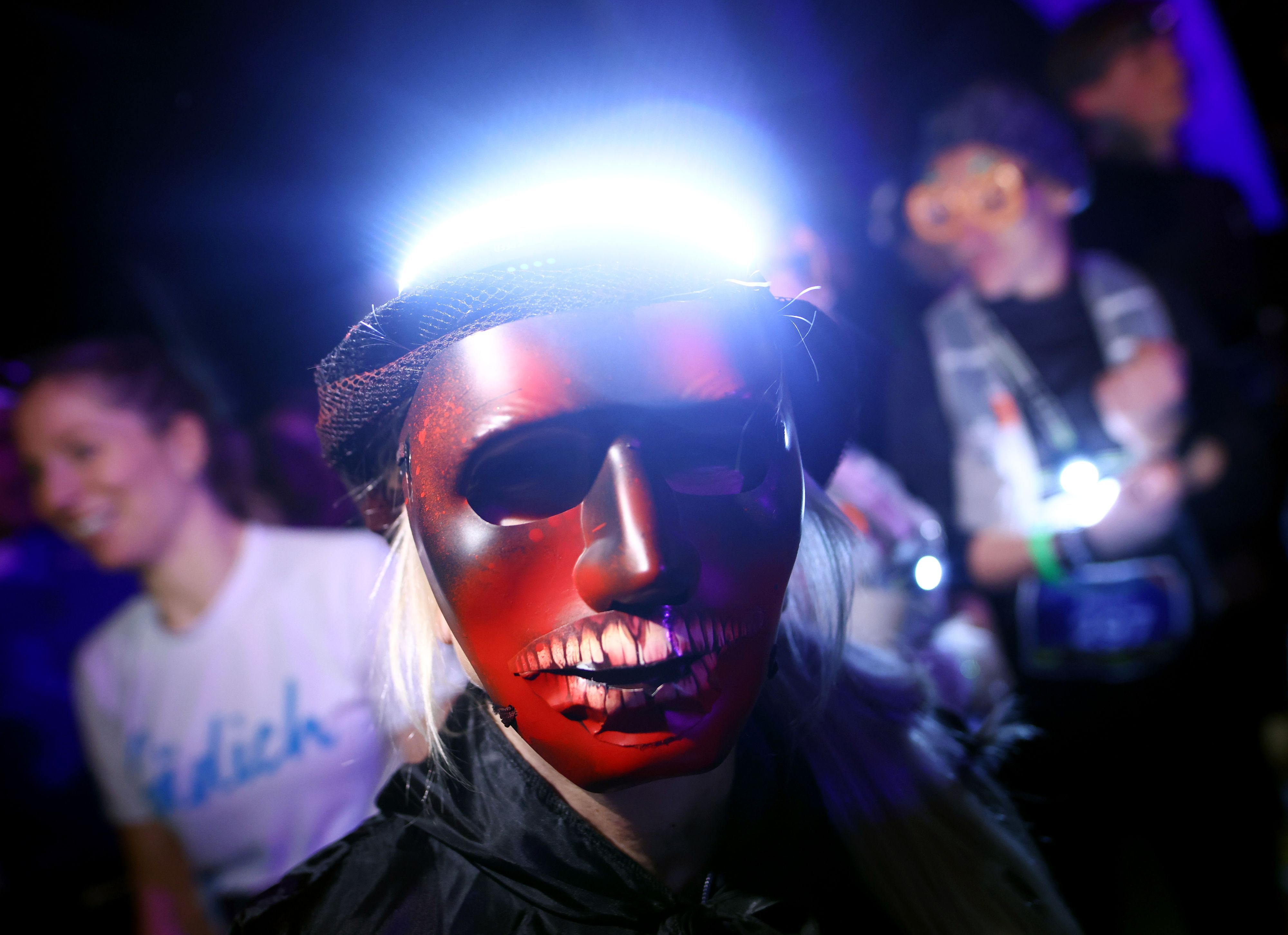 Kostümierte Läufer starten beim Halloween-Run.