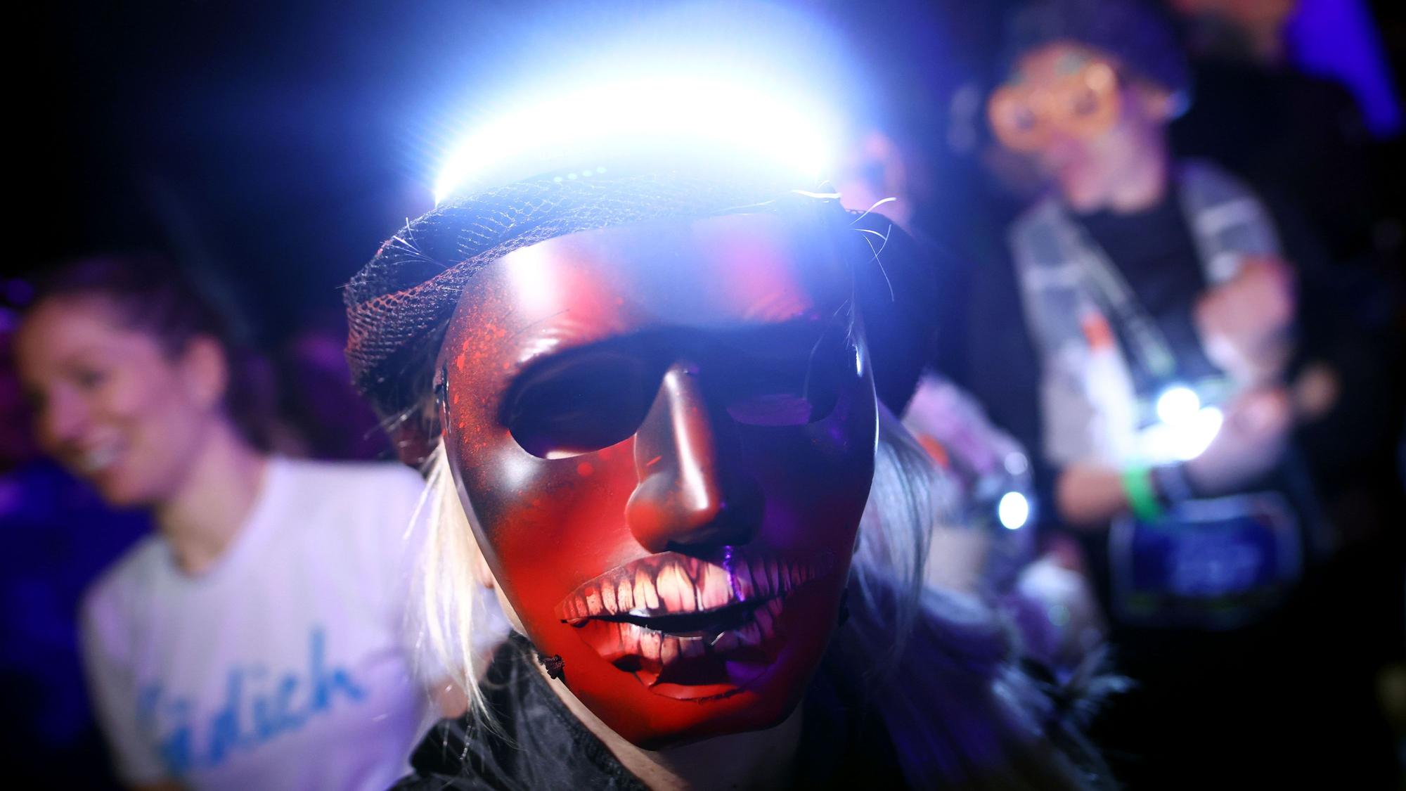 Kostümierte Läufer starten beim Halloween-Run.