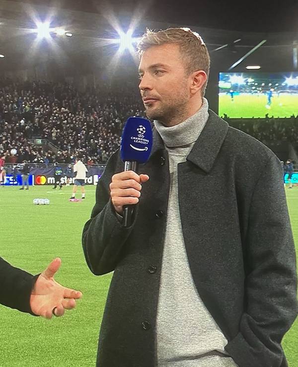 Shkodran Mustafi und Christoph Kramer diskutieren.