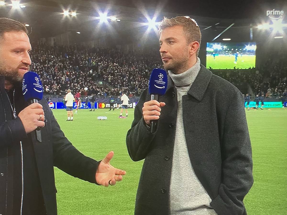 Shkodran Mustafi und Christoph Kramer diskutieren.