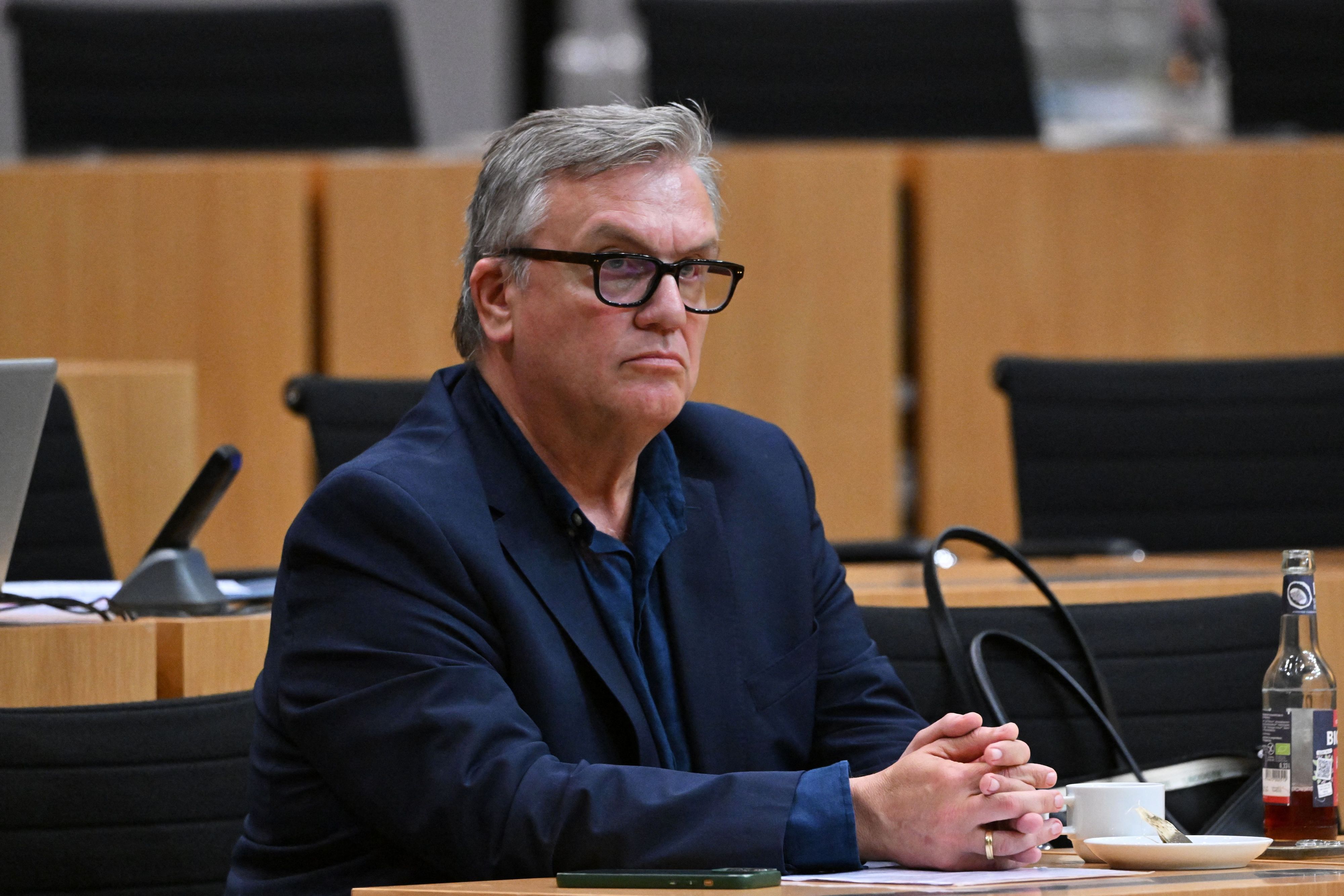 Der Schauspieler Hape Kerkeling sitzt während einer mündlichen Anhörung zu einem Parteiverbotsverfahren gegen die AfD auf Bundesebene im Plenarsaal des Thüringer Landtags.