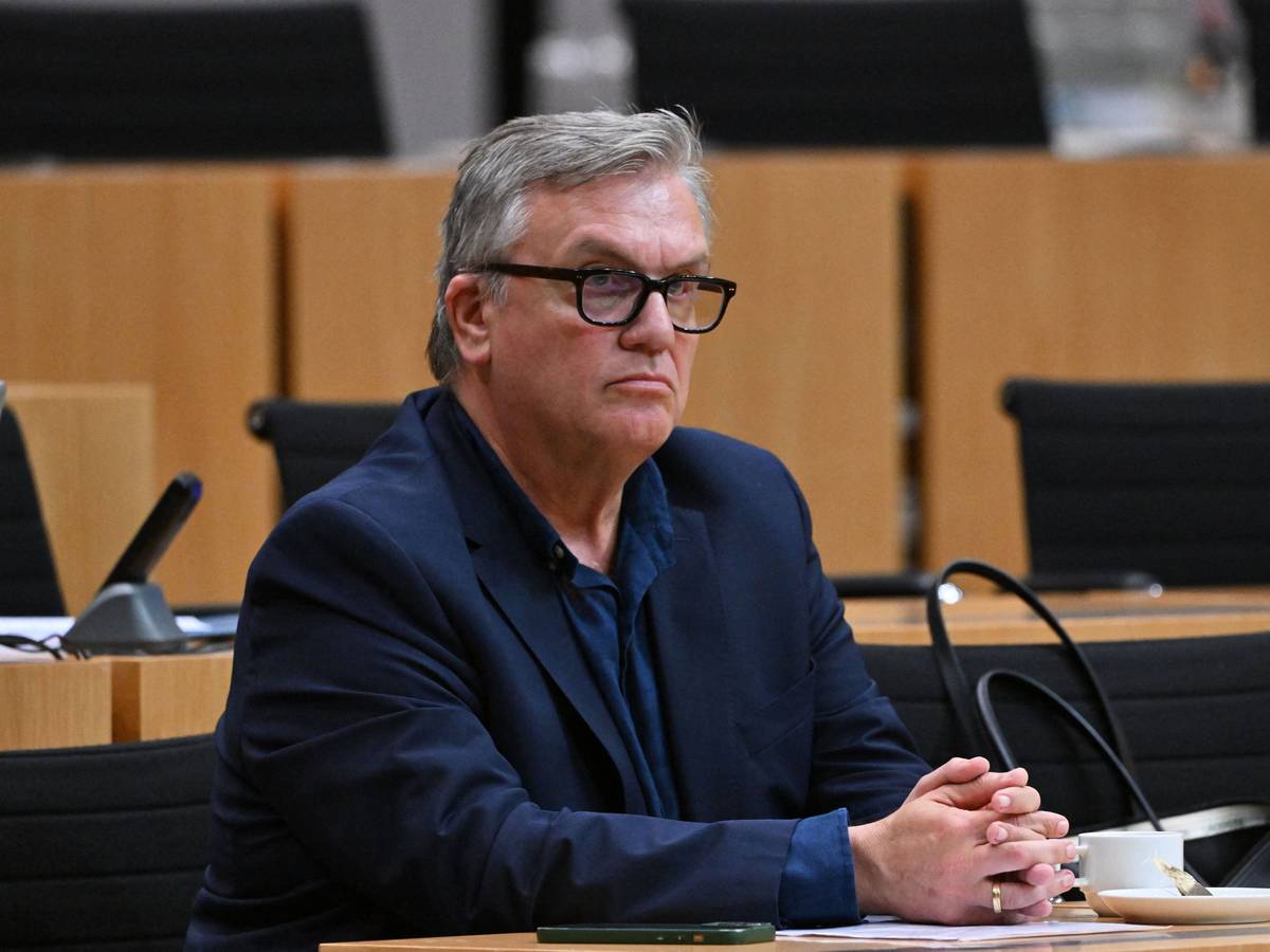 Der Schauspieler Hape Kerkeling sitzt während einer mündlichen Anhörung zu einem Parteiverbotsverfahren gegen die AfD auf Bundesebene im Plenarsaal des Thüringer Landtags.