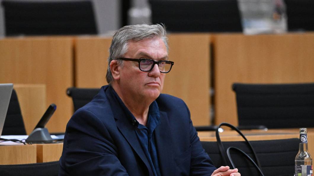 Der Schauspieler Hape Kerkeling sitzt während einer mündlichen Anhörung zu einem Parteiverbotsverfahren gegen die AfD auf Bundesebene im Plenarsaal des Thüringer Landtags.