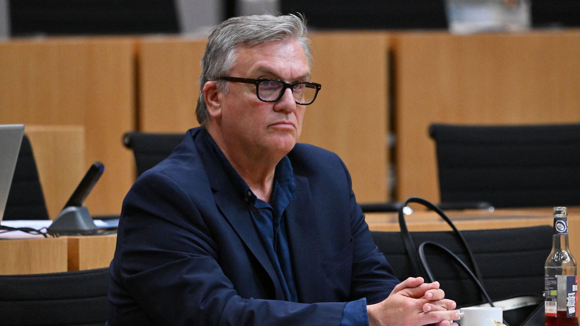 Der Schauspieler Hape Kerkeling sitzt während einer mündlichen Anhörung zu einem Parteiverbotsverfahren gegen die AfD auf Bundesebene im Plenarsaal des Thüringer Landtags.