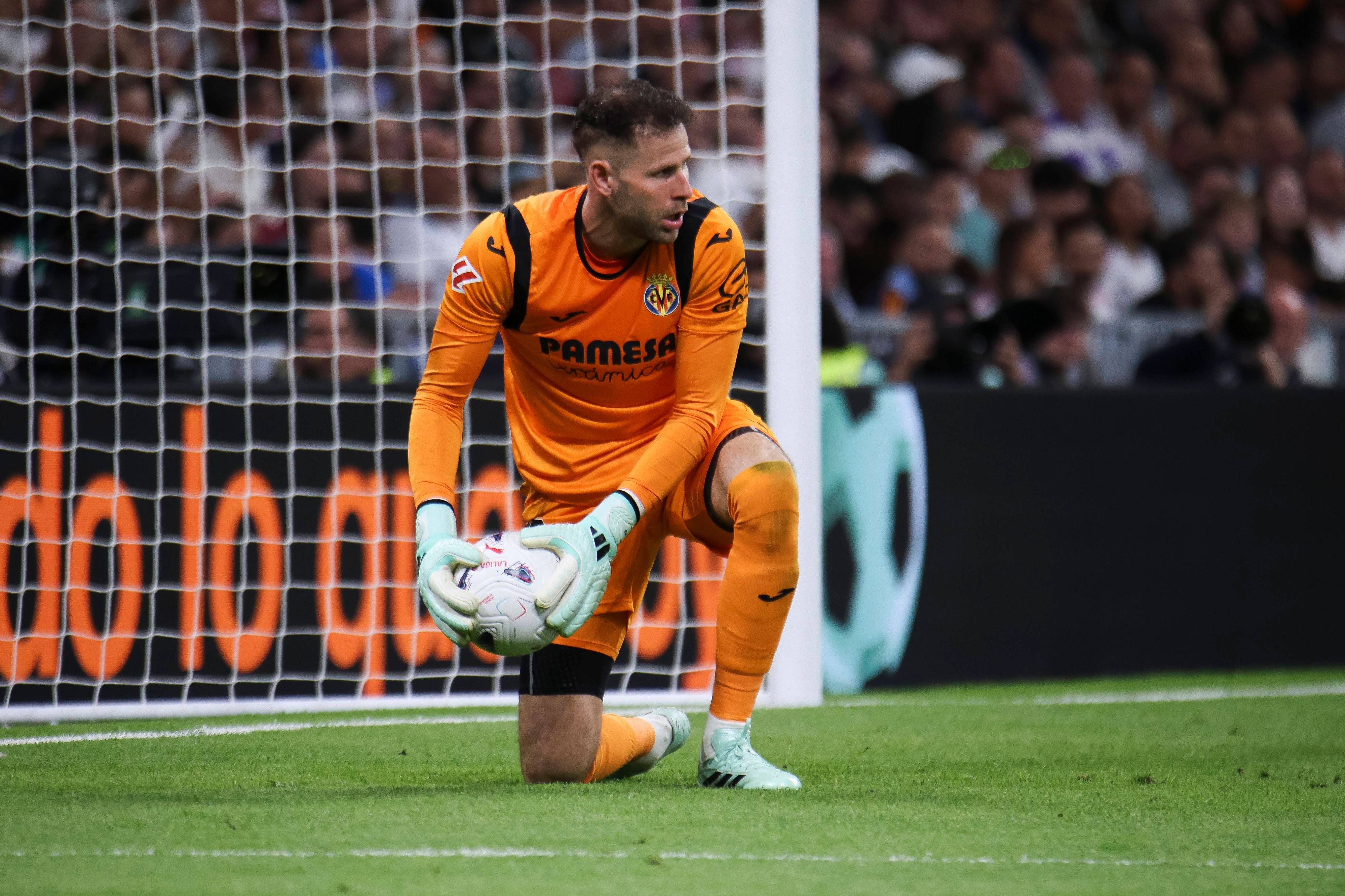 Peter Gulacsi hält einen Ball fest.