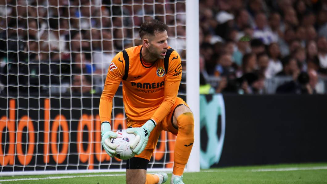 Peter Gulacsi hält einen Ball fest.