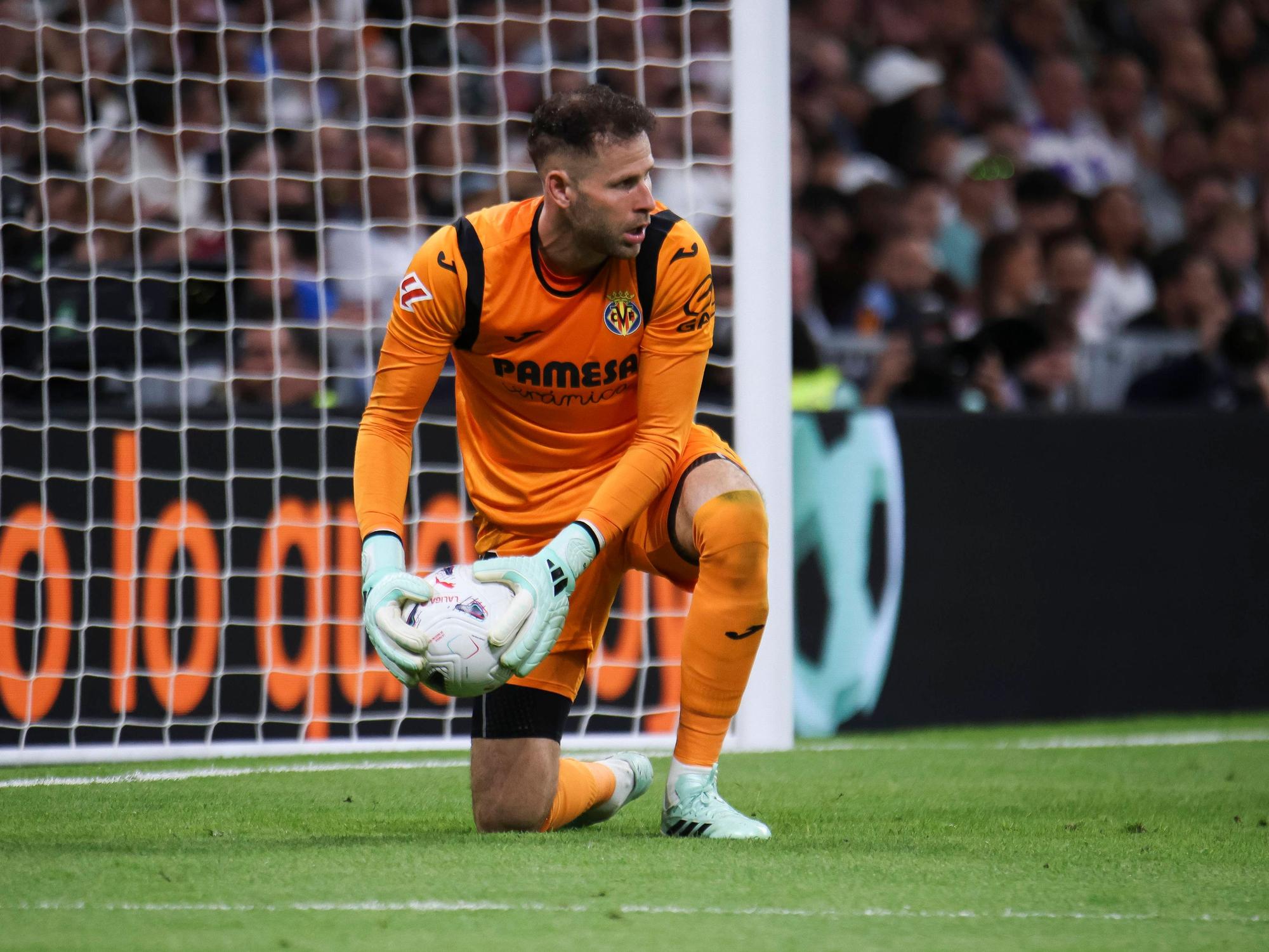 Peter Gulacsi hält einen Ball fest.