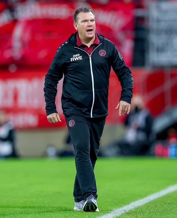 Uwe Koschinat am Seitenrand im Duell gegen seinen Ex-Verein Fortuna Köln.