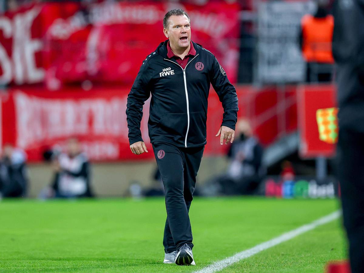 Uwe Koschinat am Seitenrand im Duell gegen seinen Ex-Verein Fortuna Köln.