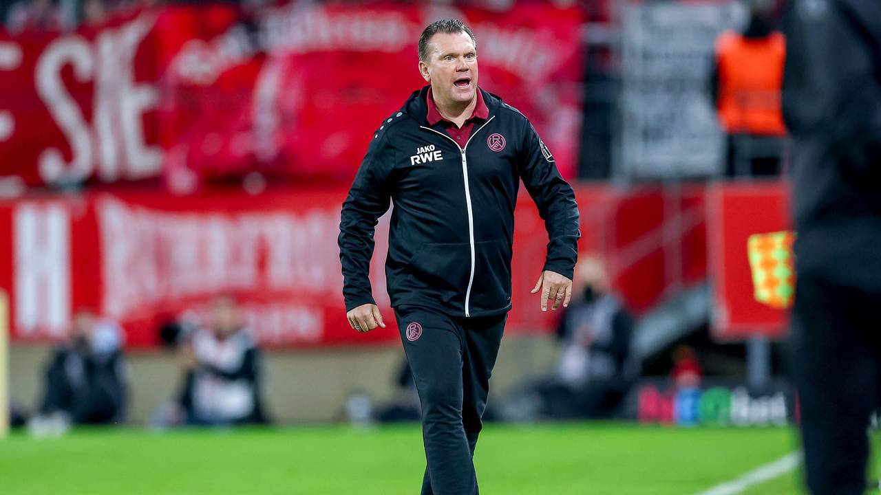 Uwe Koschinat am Seitenrand im Duell gegen seinen Ex-Verein Fortuna Köln.
