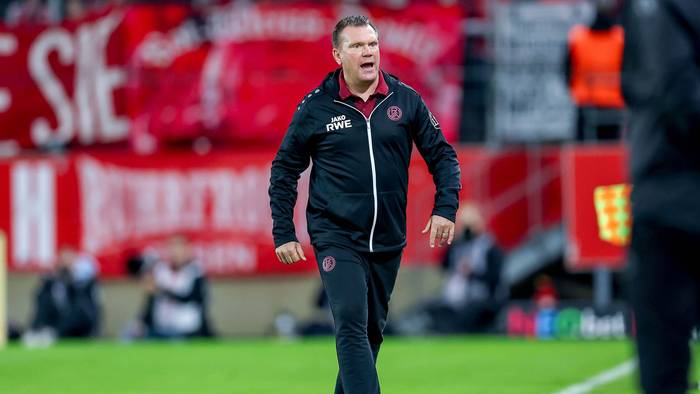 Uwe Koschinat am Seitenrand im Duell gegen seinen Ex-Verein Fortuna Köln.