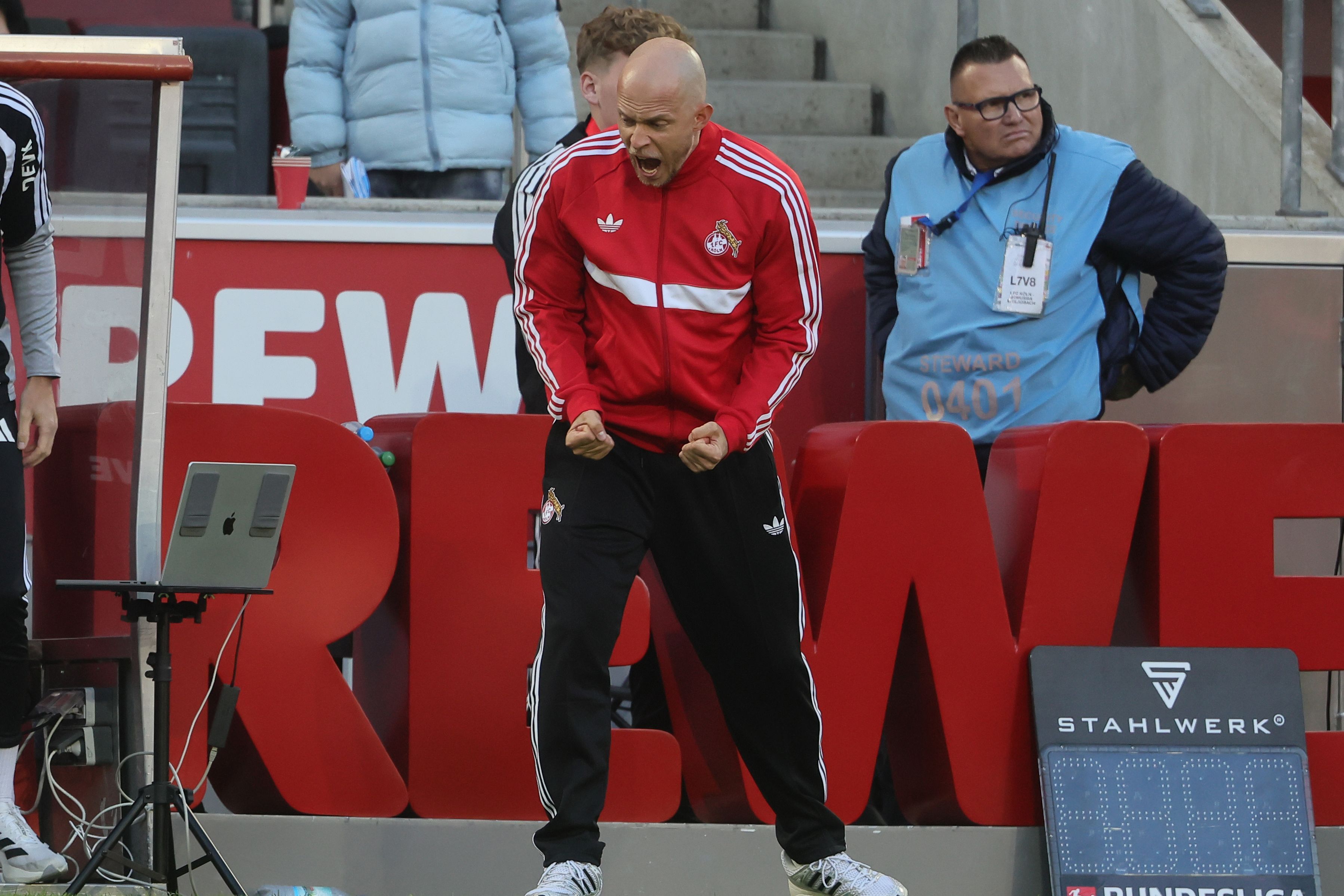 Rene Wagner jubelt gegen Mönchengladbach.