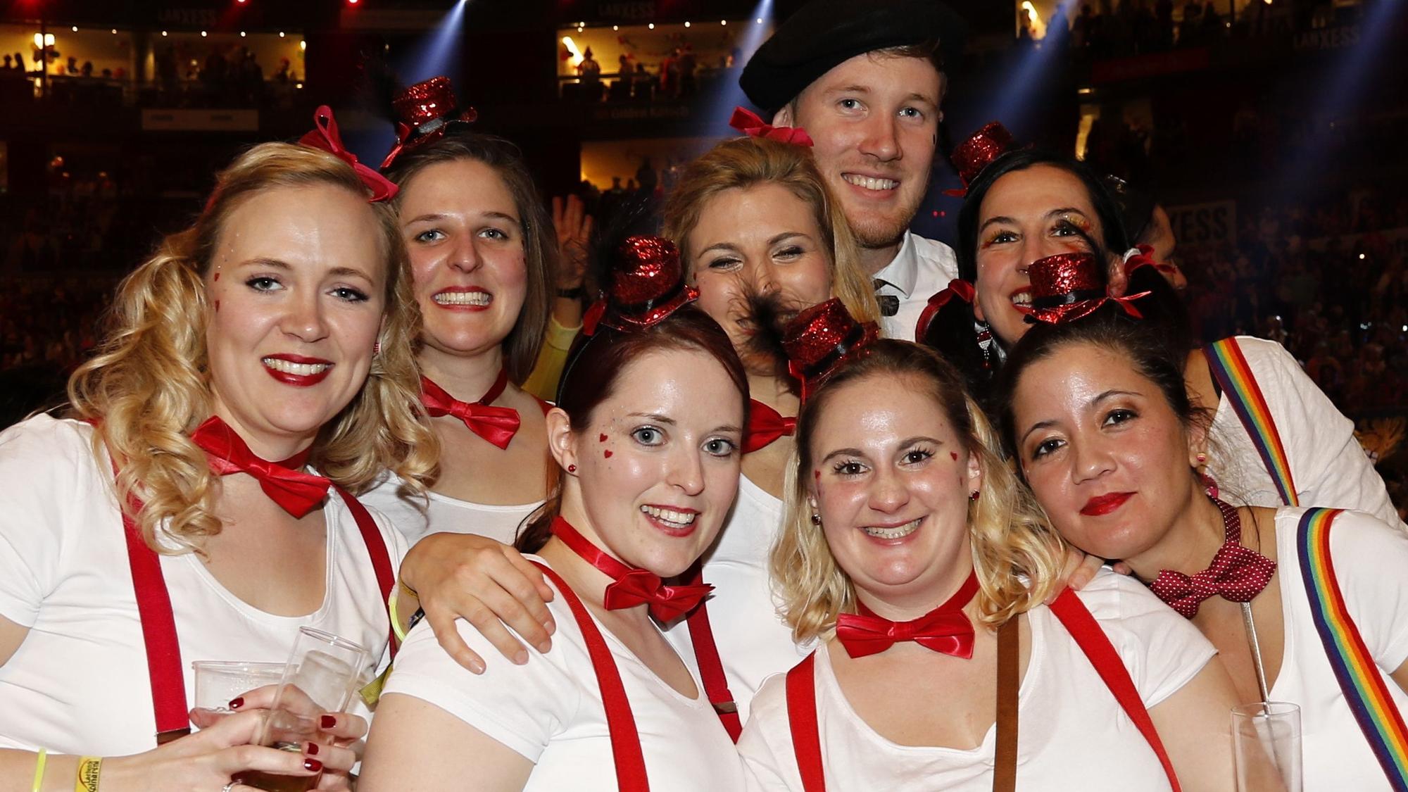 Jecke feiern gemeinsam Karneval.