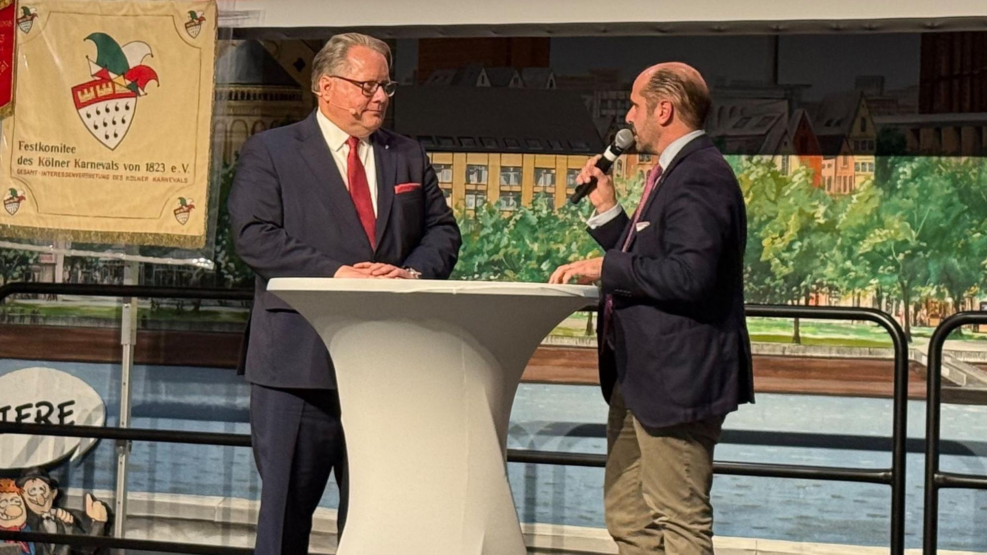 Lutz Schade steht mit Benedikt Conin auf der Bühne.
