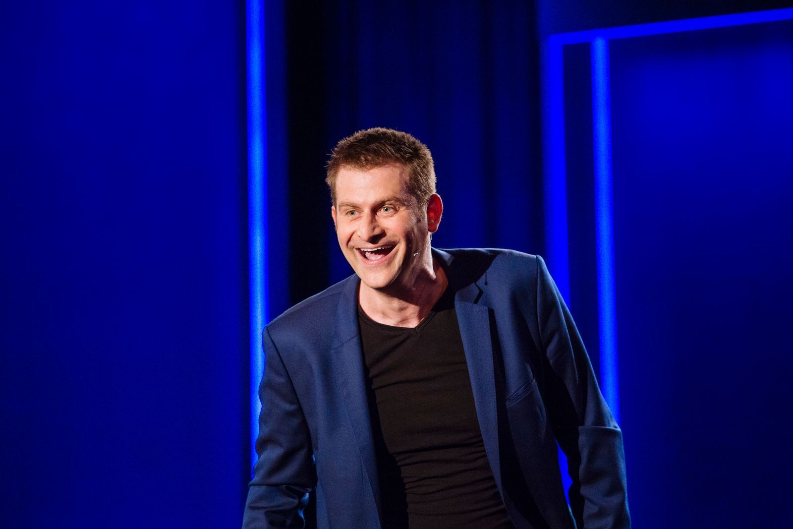 „Ich werde viel mehr von mir persönlich erzählen und mehr Raum haben, meine Lust an Comedy und Kabarett auszuleben“, sagt Michael Altinger über seine neue Sendung. (Bild: BR/Johanna Schlüter)