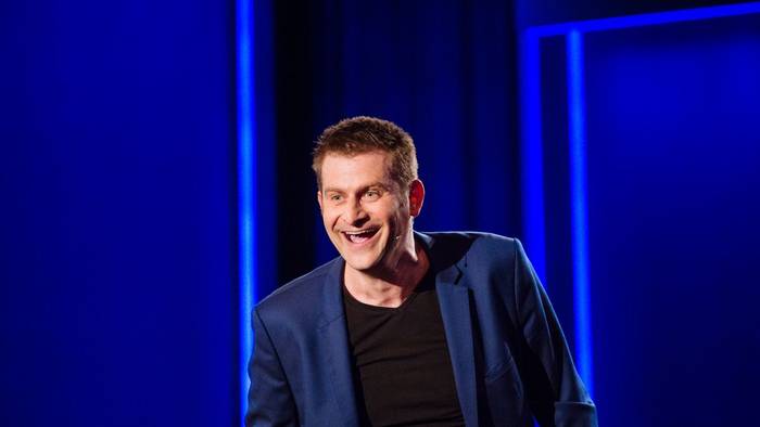 „Ich werde viel mehr von mir persönlich erzählen und mehr Raum haben, meine Lust an Comedy und Kabarett auszuleben“, sagt Michael Altinger über seine neue Sendung. (Bild: BR/Johanna Schlüter)