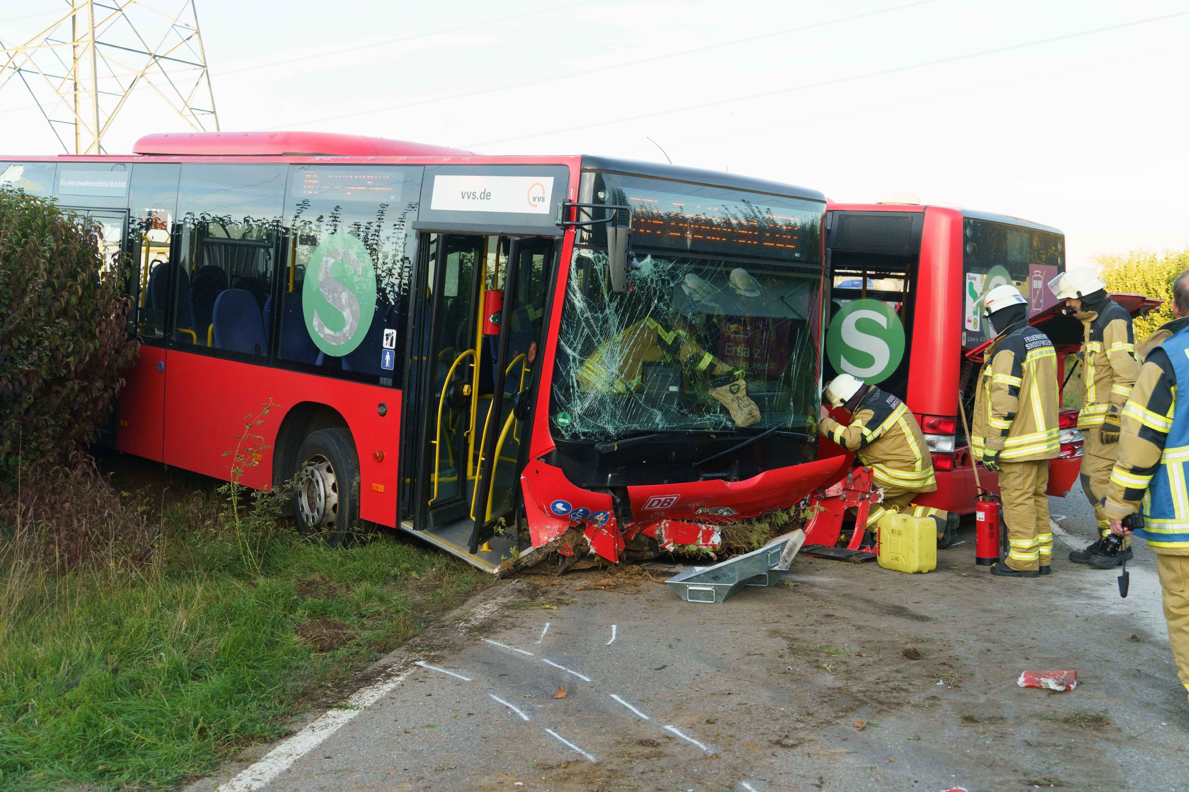 Sindelfingen: Feuerwehrleute im Einsatz bei einem Busunfall am Montag (12. Oktober).