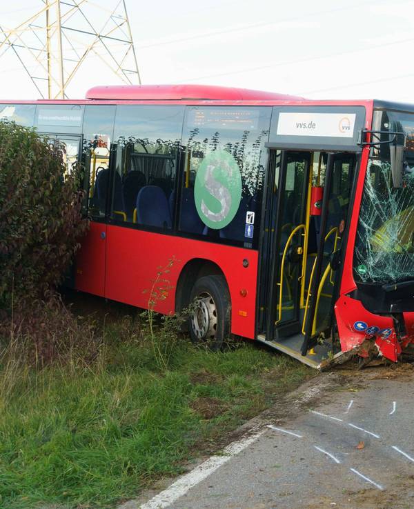 Sindelfingen: Feuerwehrleute im Einsatz bei einem Busunfall am Montag (12. Oktober).