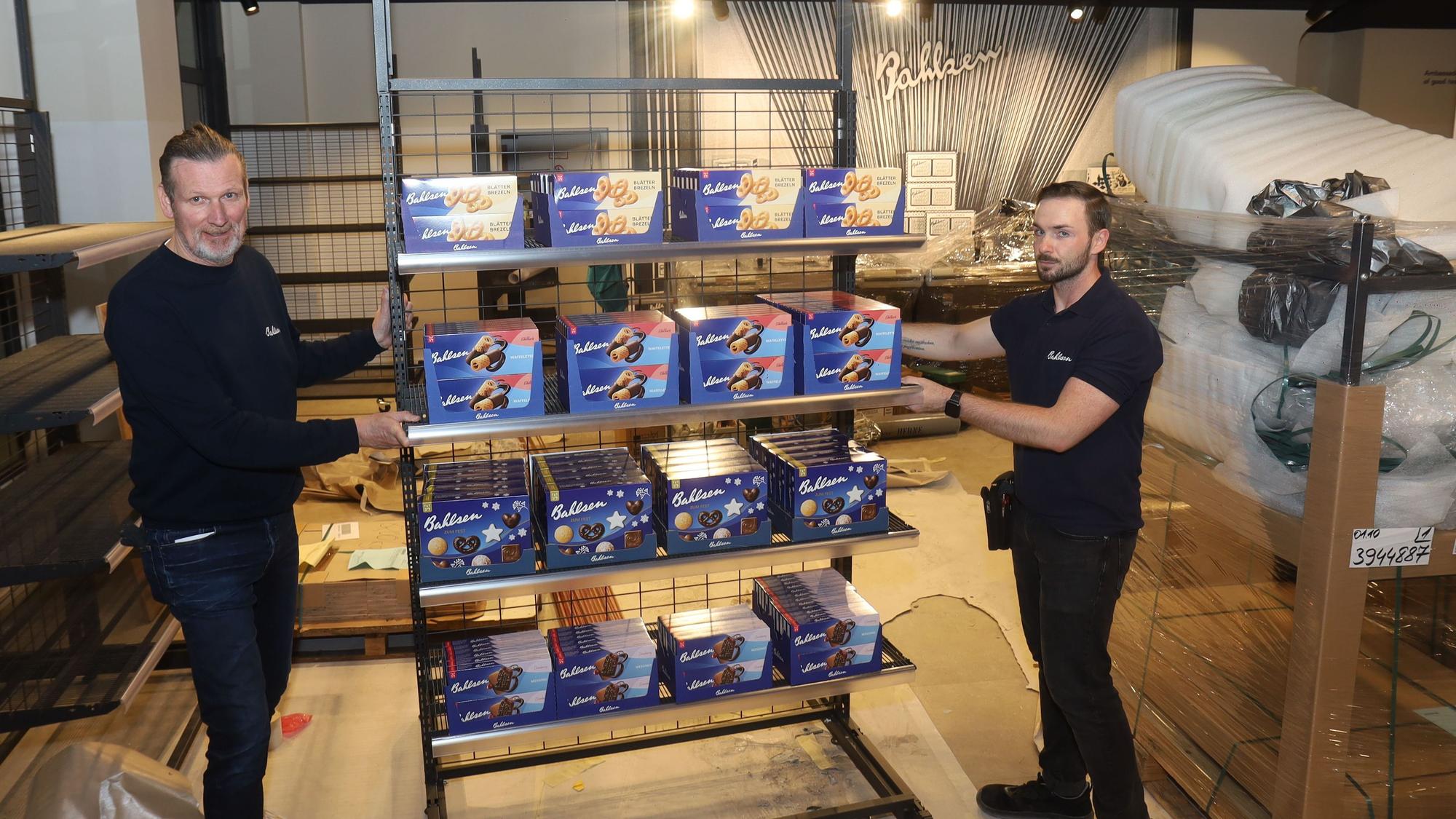 Oliver Jansen (l.), Outlet-Chef für ganz Deutschland, und Niederlassungsleiter Roman Ulybin beim Einräumen.