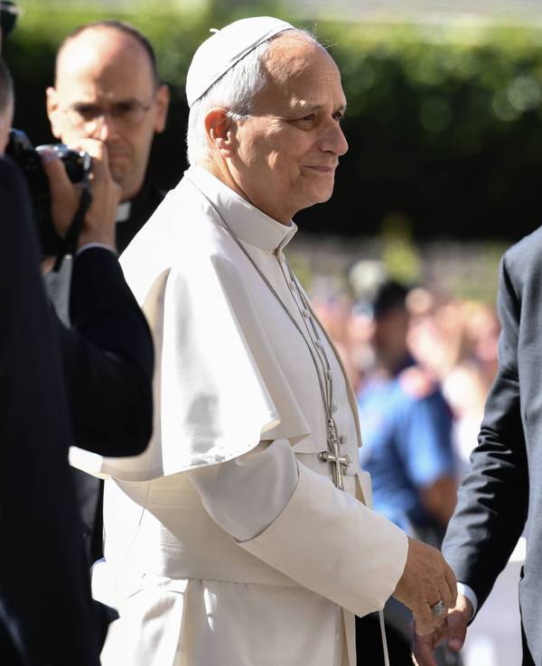 Papst Leo vor dem Krankenhaus.