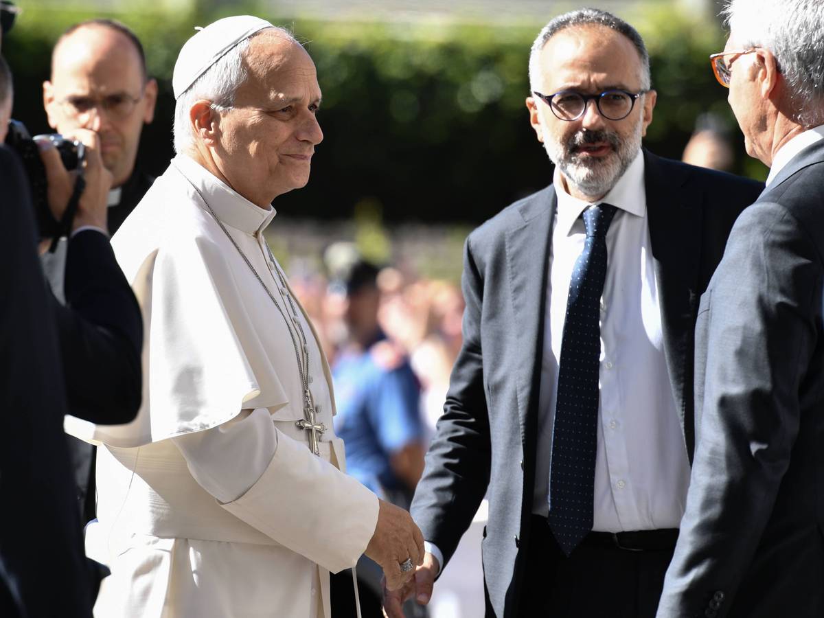 Papst Leo vor dem Krankenhaus.