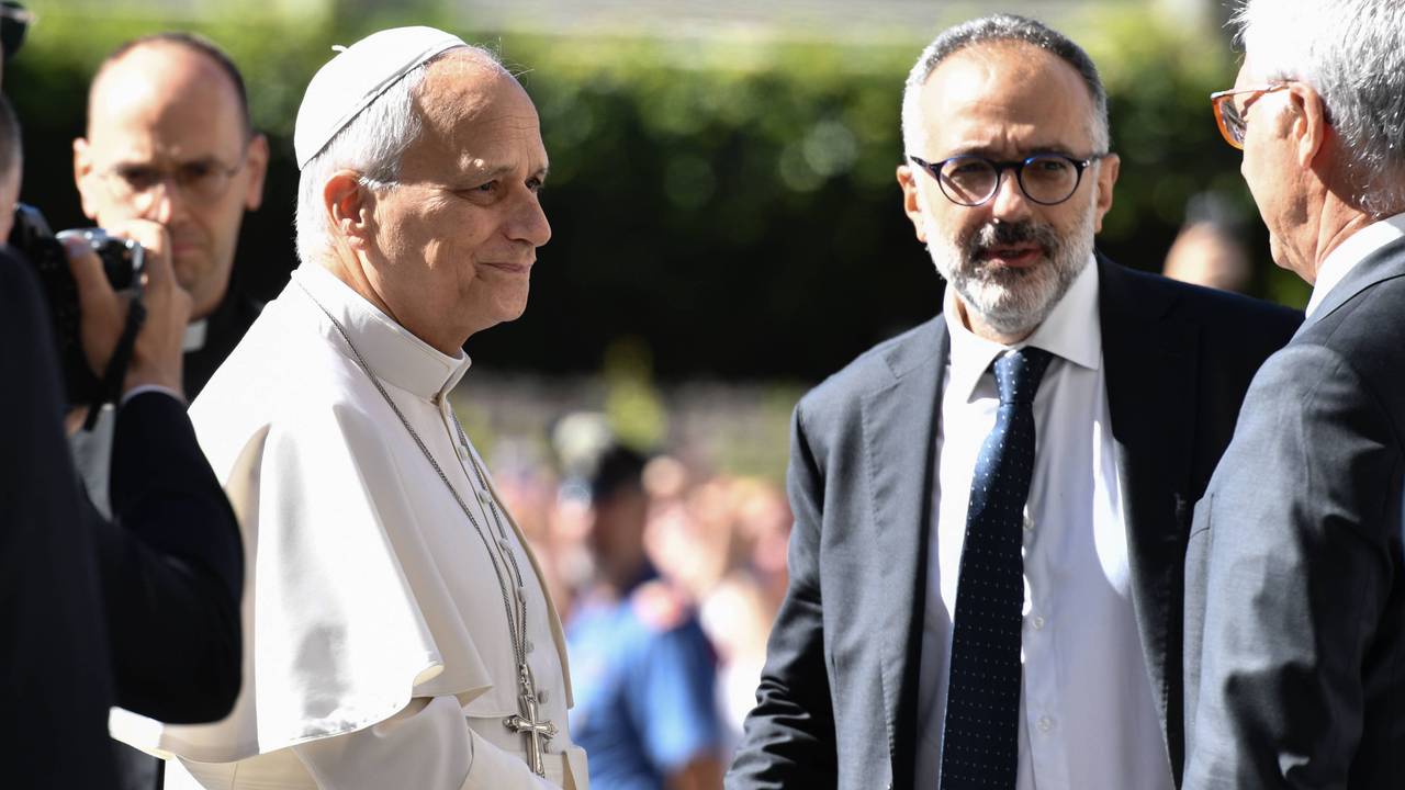 Papst Leo vor dem Krankenhaus.
