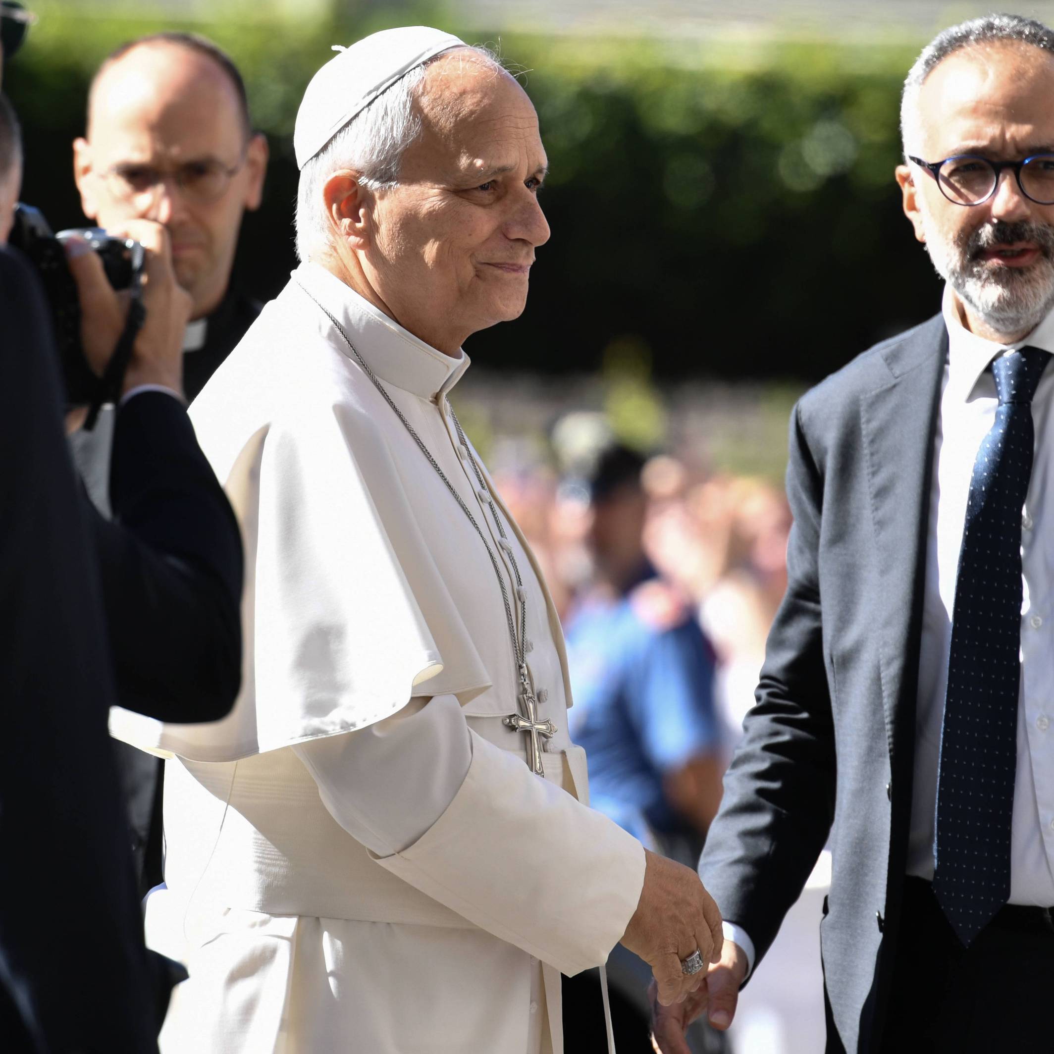 Papst Leo vor dem Krankenhaus.