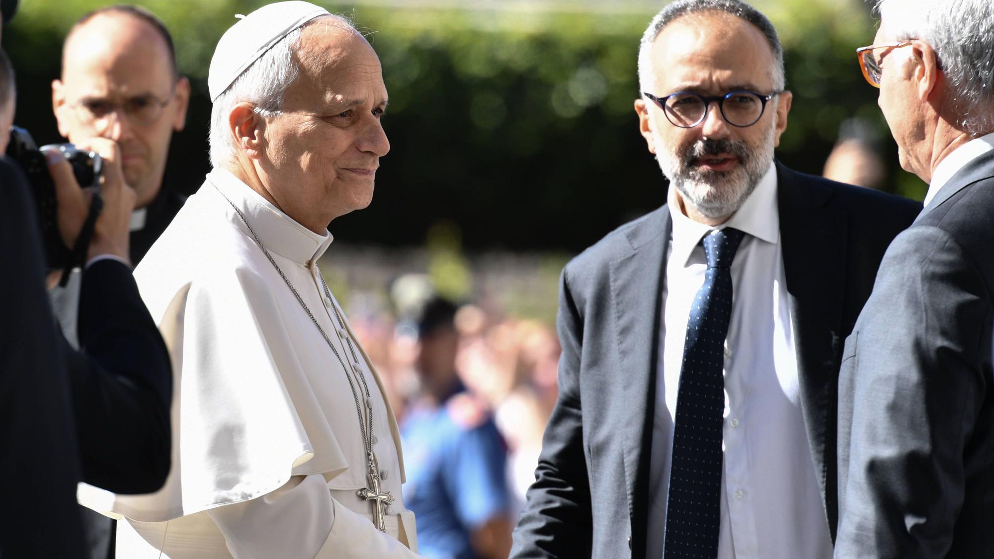 Papst Leo vor dem Krankenhaus.