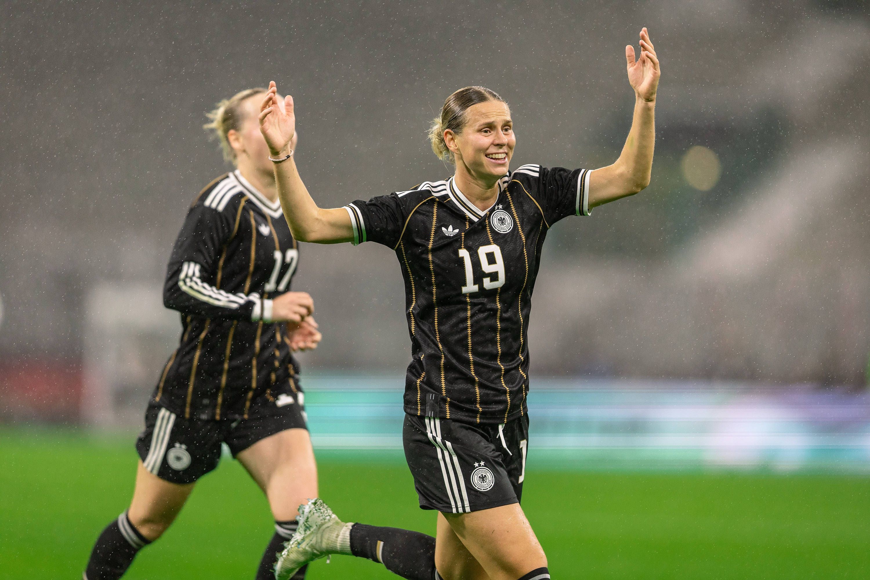 Klara Bühl jubelt über ihr Tor gegen Japan.
