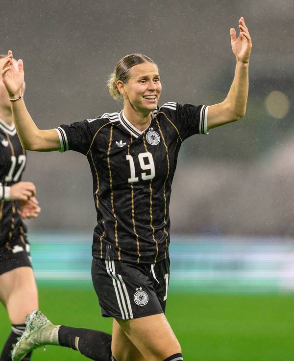 Klara Bühl jubelt über ihr Tor gegen Japan.