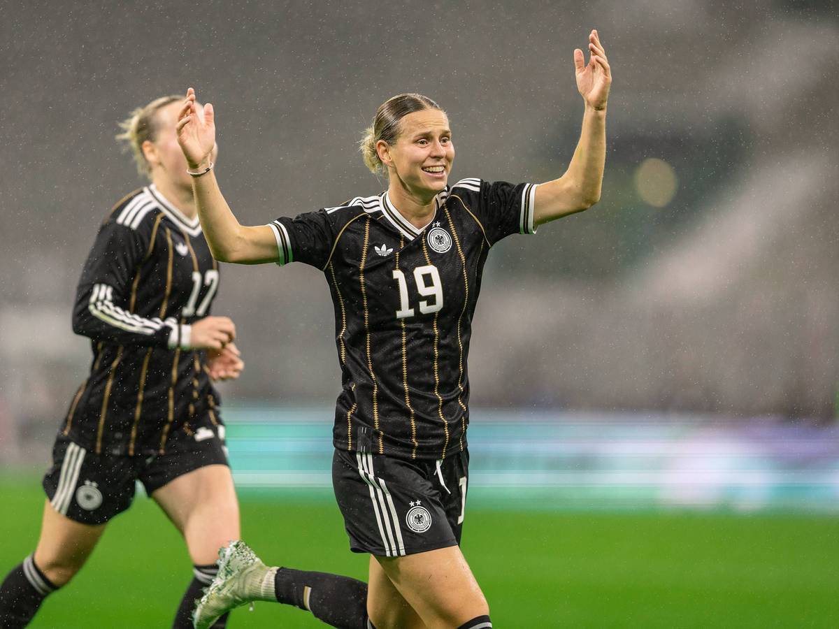 Klara Bühl jubelt über ihr Tor gegen Japan.