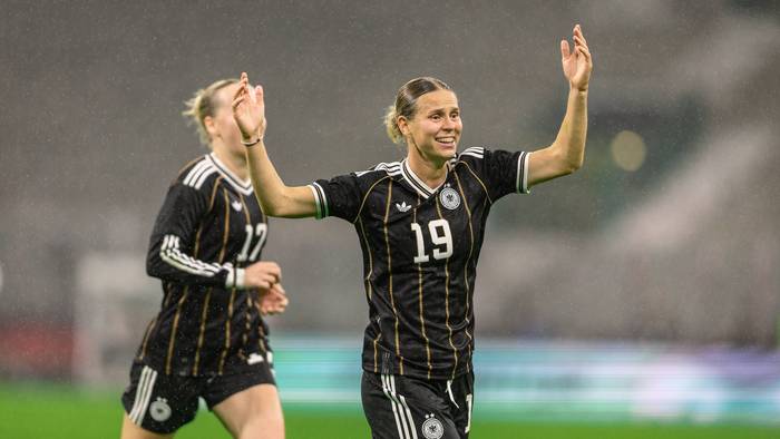 Klara Bühl jubelt über ihr Tor gegen Japan.