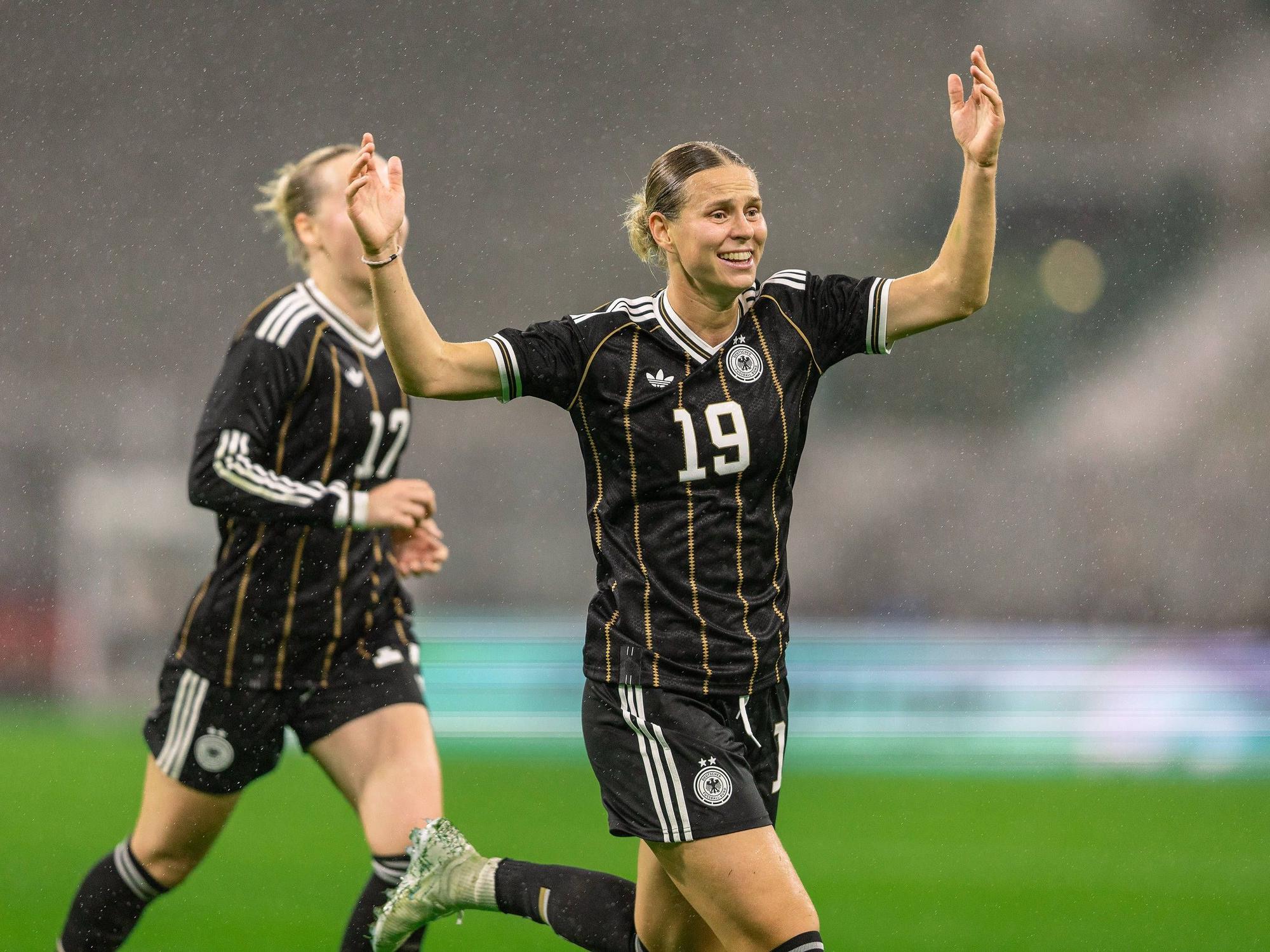 Klara Bühl jubelt über ihr Tor gegen Japan.