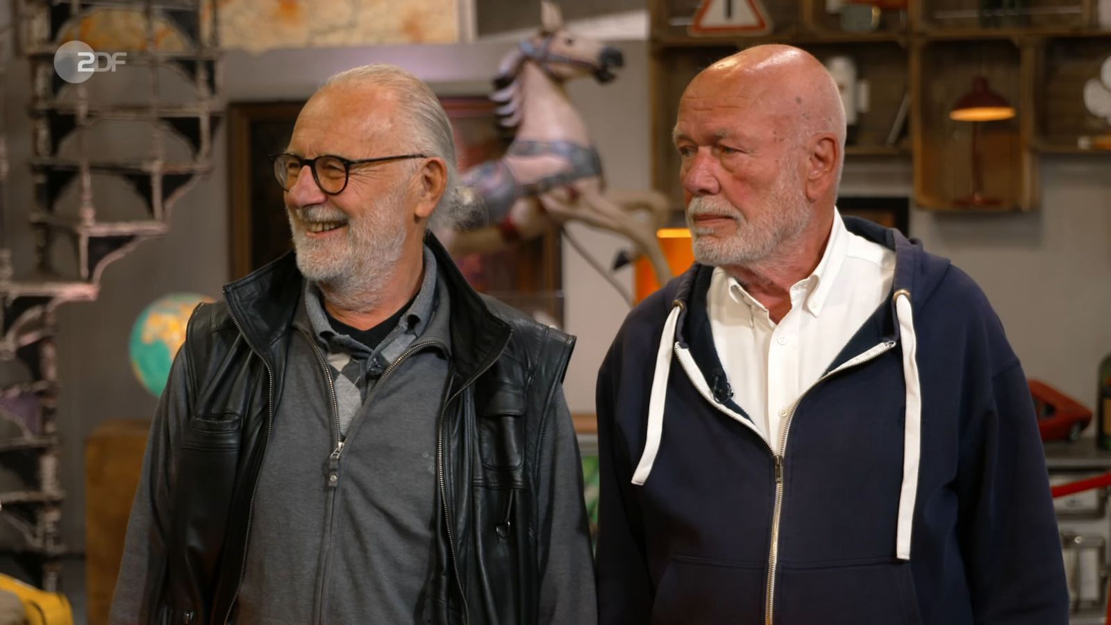 Die Vase habe er auf Murano bei Venini gekauft, berichtete Bernd (rechts), der mit seinem Freund Werner angereist war.  (Bild: ZDF)