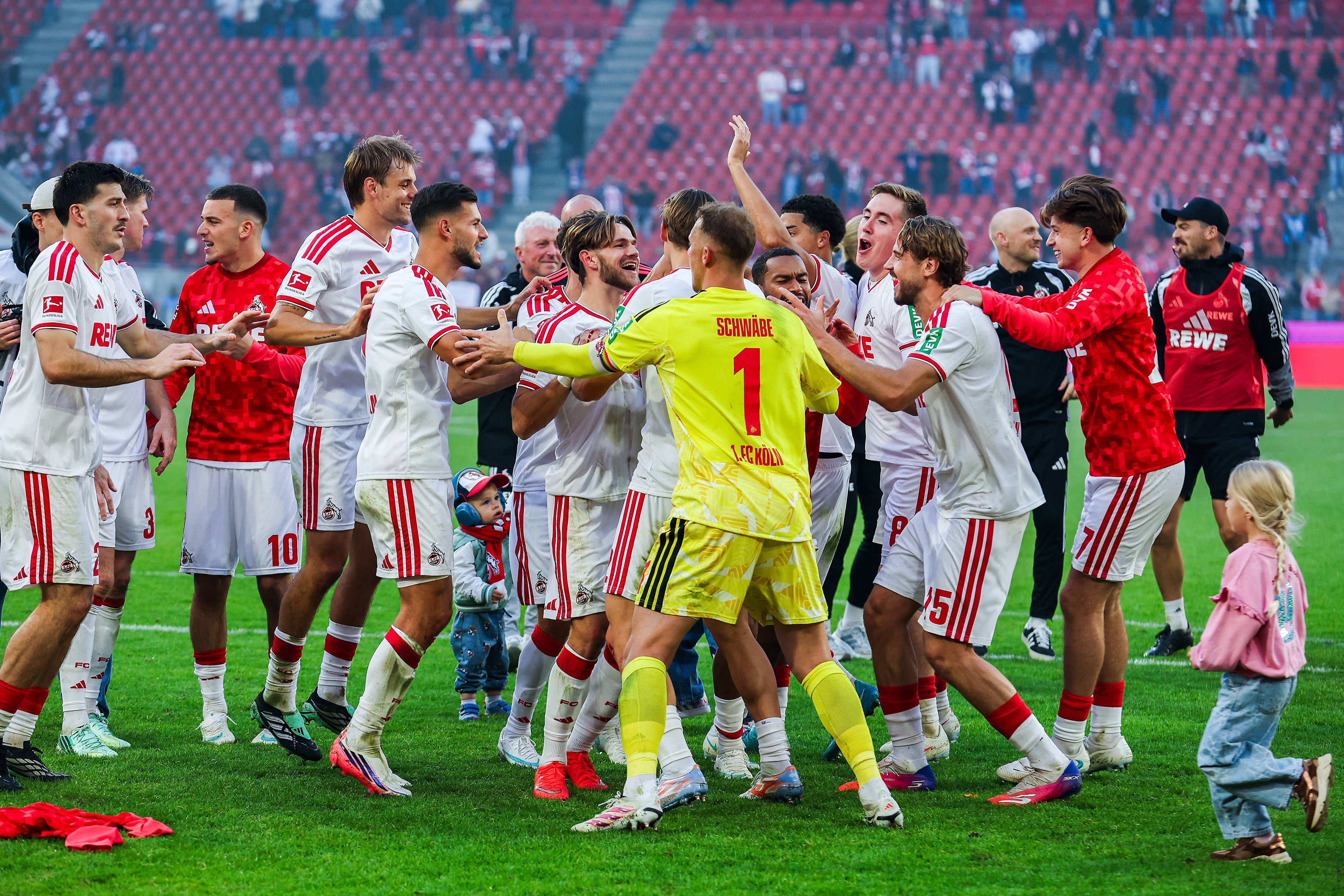 Die Spieler vom 1. FC Köln beim Jubeln nach dem Derby.