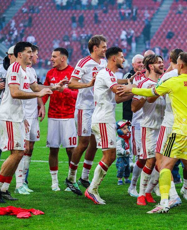 Die Spieler vom 1. FC Köln beim Jubeln nach dem Derby.