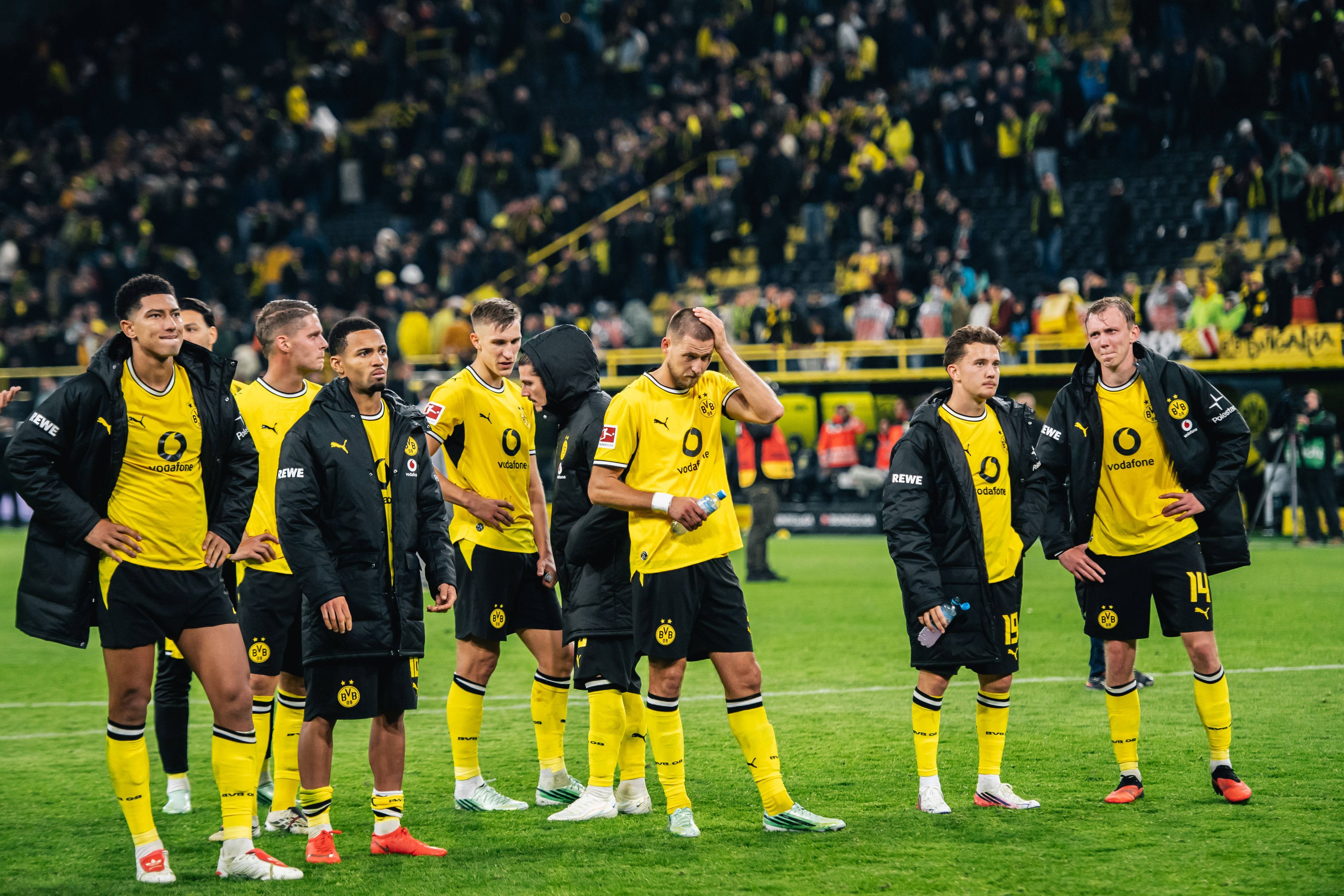 Die BVB-Profis stehen nach dem Spiel enttäuscht vor den Fans.