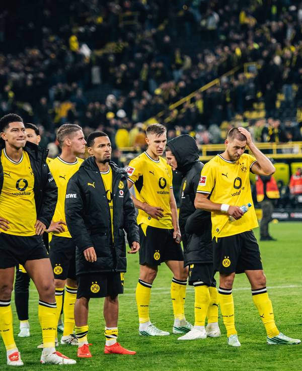 Die BVB-Profis stehen nach dem Spiel enttäuscht vor den Fans.