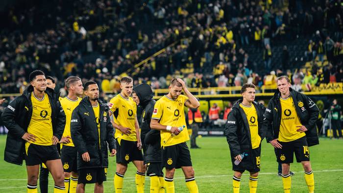 Die BVB-Profis stehen nach dem Spiel enttäuscht vor den Fans.