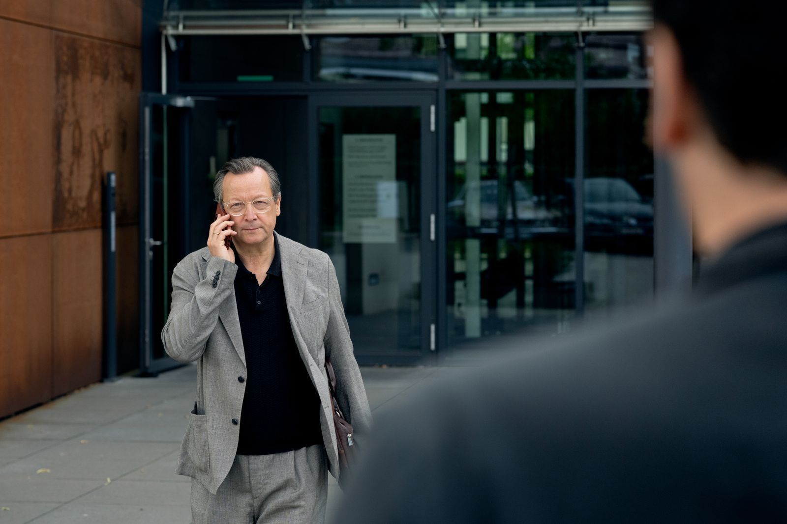 Der Verleger Verleger Norbert Rudow (Matthias Brandt) wundert sich, dass die scheue, zurückgezogene Lisa plötzlich einen Krimi schreiben und zudem zum ersten Mal ein Interview geben möchte. (Bild: Netflix)