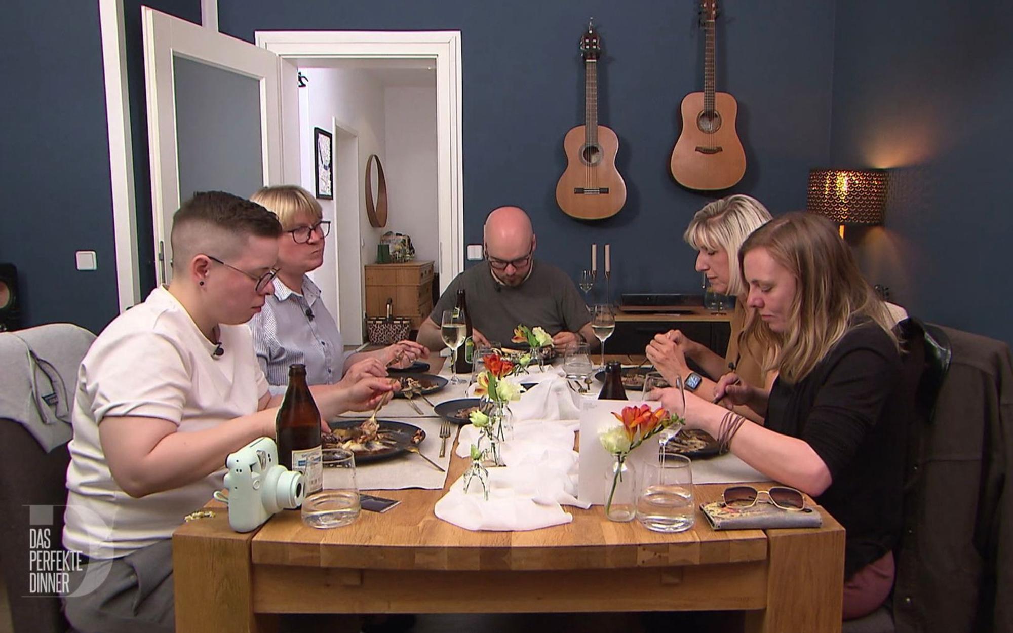 An Tag 2 in Dresden trifft sich die „Dinner“-Runde bei Patrick. (Bild: RTL)