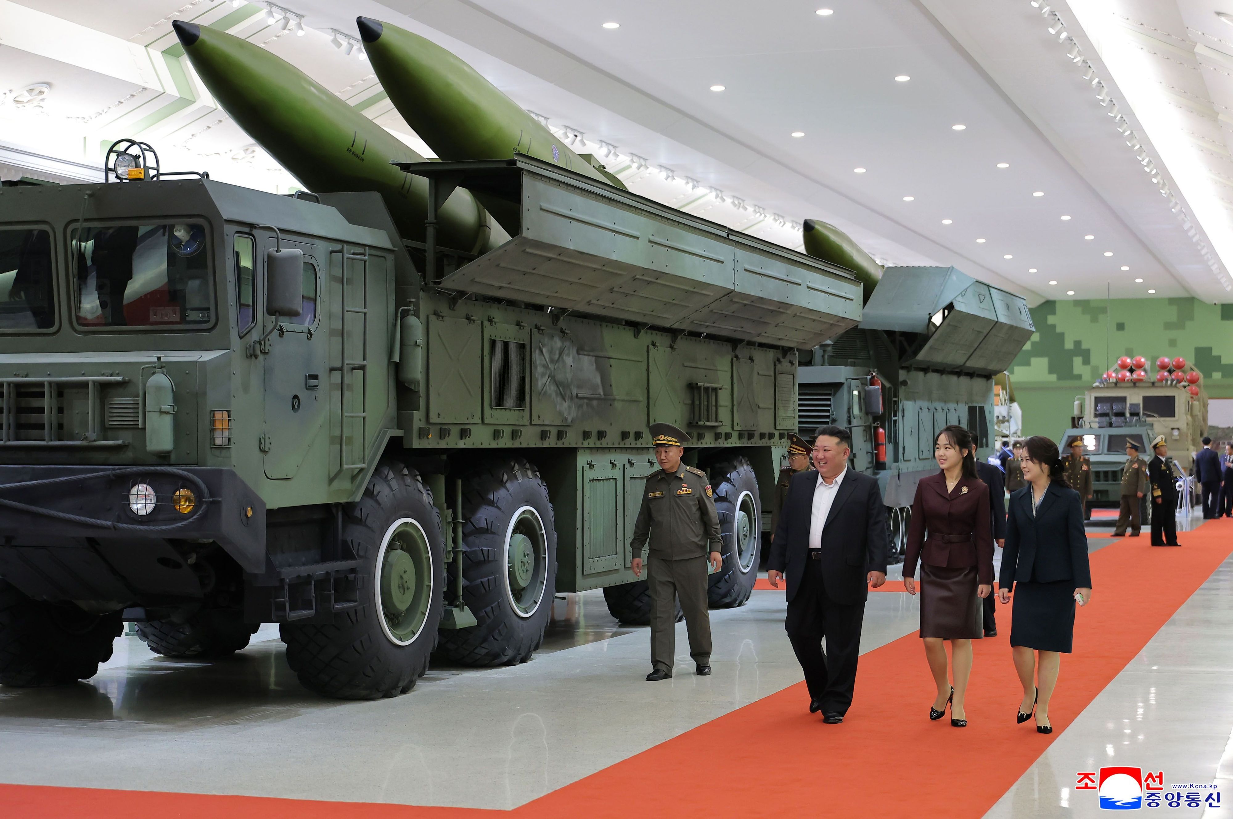 Der nordkoreanische Machthaber Kim Jong Un (v.l.), seine Frau und ihre Tochter  bei der Besichtigung eines neuen Waffenmuseums.