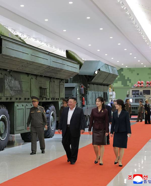 Der nordkoreanische Machthaber Kim Jong Un (v.l.), seine Frau und ihre Tochter bei der Besichtigung eines neuen Waffenmuseums.