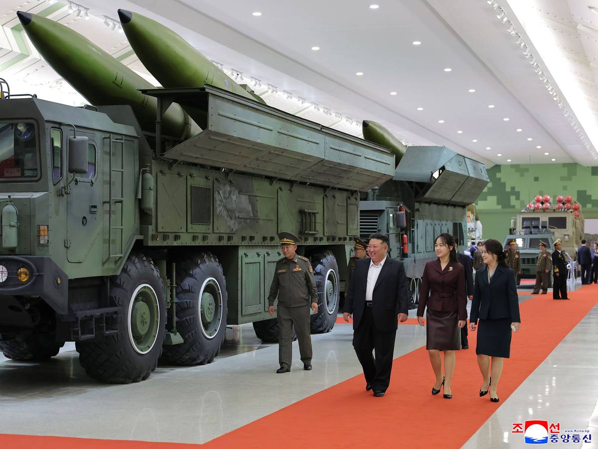 Der nordkoreanische Machthaber Kim Jong Un (v.l.), seine Frau und ihre Tochter bei der Besichtigung eines neuen Waffenmuseums.