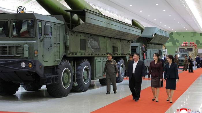 Der nordkoreanische Machthaber Kim Jong Un (v.l.), seine Frau und ihre Tochter bei der Besichtigung eines neuen Waffenmuseums.