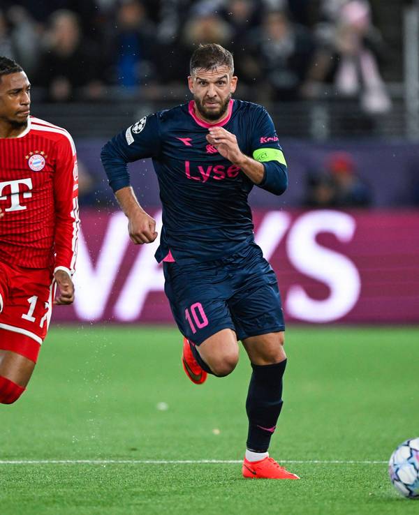 Zlatko Tripic und Michael Olise im Laufduell.