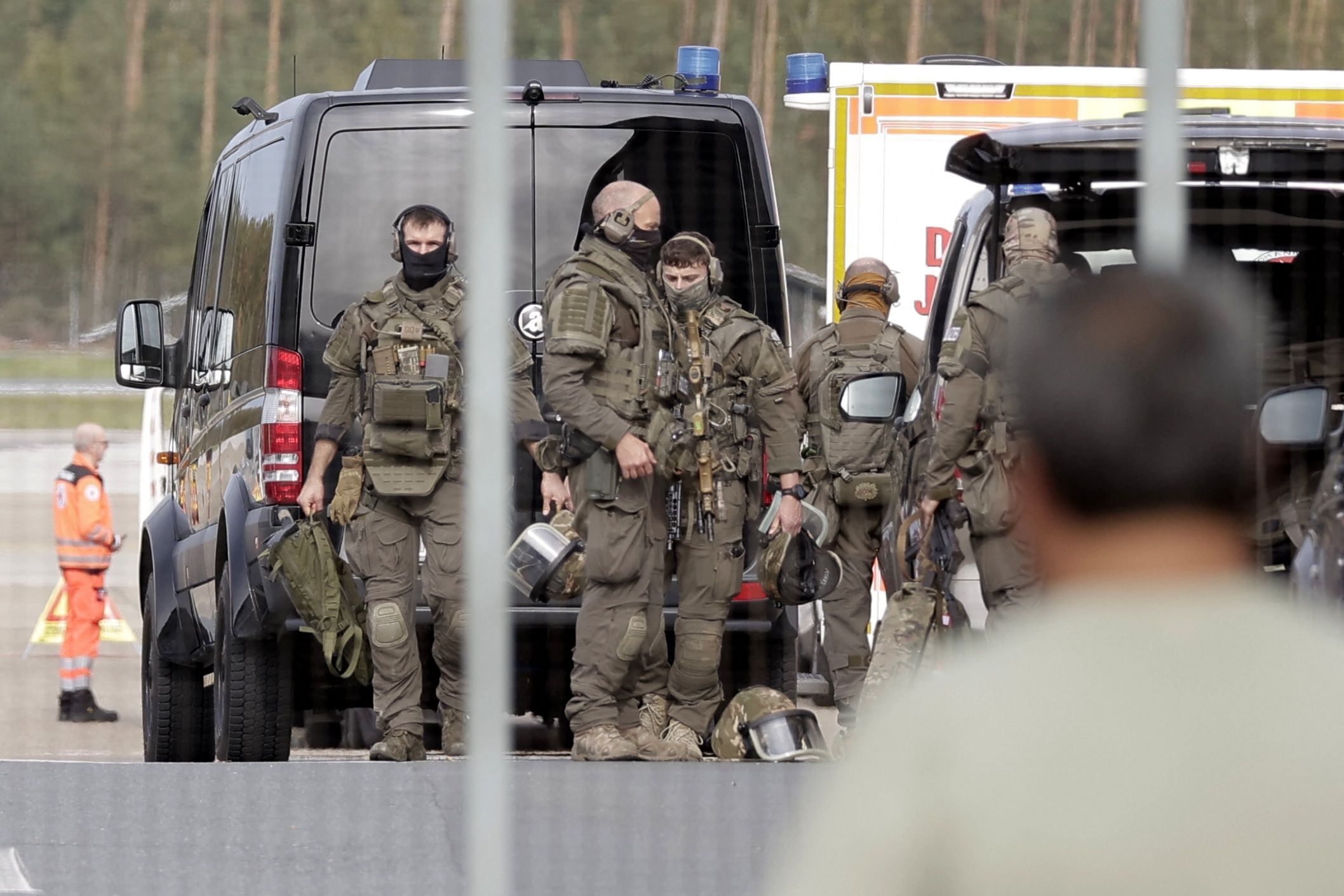 Einsatzkräfte eines Spezialeinsatzkommandos (SEK) sind auf dem Flughafengelände unterwegs. Der Nürnberger Flughafen ist wegen eines Polizeieinsatzes gegen Mittag für den Flugverkehr gesperrt worden.